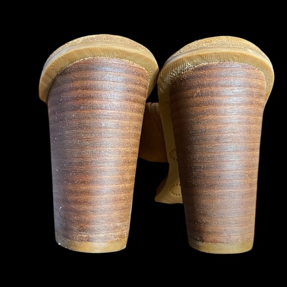 UGG-size 7 CELIA Suede Stacked Heel
Sandals in Chestnut Brown. Worn once! EUC!!! - Picture 5 of 14